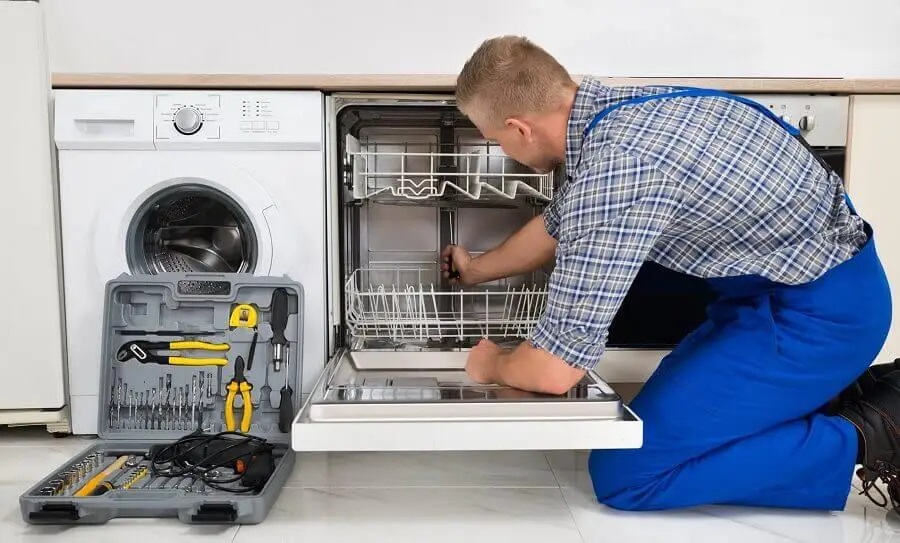 Soma Gaggenau servisi teknisyen ekibi beyaz eşya tamiri yaparken
